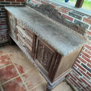 Mueble antiguo de madera tallada