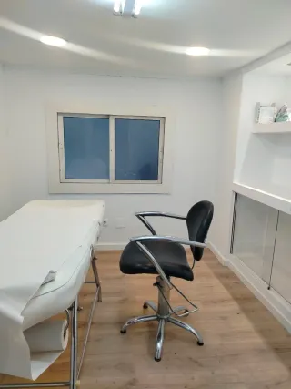 Se alquila local para estética uñas o tatoo.