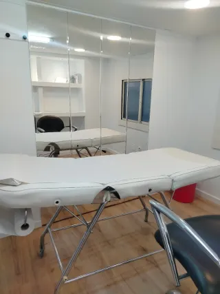 Se alquila local para estética uñas o tatoo.