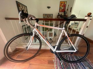 Bicicleta de carretera ORUS blanca