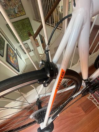 Bicicleta de carretera ORUS blanca