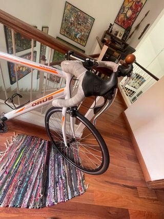 Bicicleta de carretera ORUS blanca