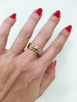 Anillo 18kt triple alianza tricolor con diamante
