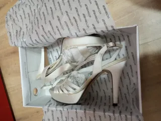 Zapatos de tacón blanco roto