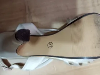 Zapatos de tacón blanco roto