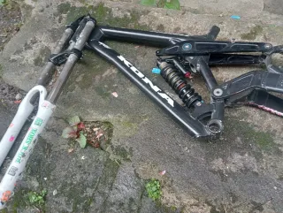 Cuadro Kona Stab Primo DH con amortiguador