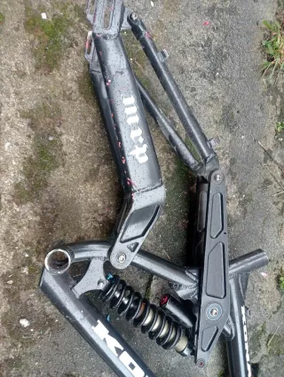 Cuadro Kona Stab Primo DH con amortiguador