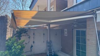 Toldo clásico beige/gris para terraza