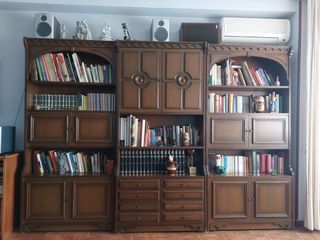 Librería de madera y mesa de salón con 4 sillas