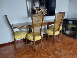 Librería de madera y mesa de salón con 4 sillas