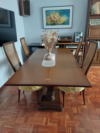 Librería de madera y mesa de salón con 4 sillas