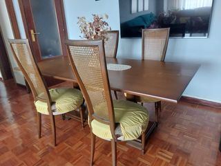 Librería de madera y mesa de salón con 4 sillas