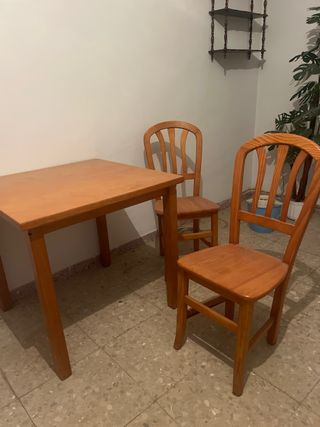 Mesa de pino y 2 sillas
