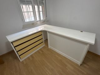 Mesa de estudio esquinera blanca y madera