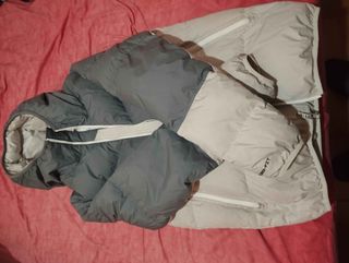 Chaqueta Nike acolchada beige y gris