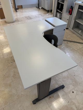 Escritorio de oficina gris y blanco
