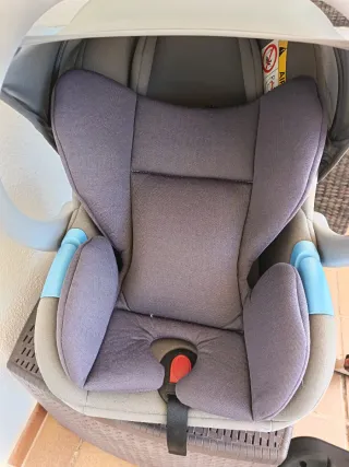 Silla coche Maxi-Cosi 0+ con barra de seguridad.