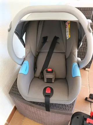 Silla coche Maxi-Cosi 0+ con barra de seguridad.