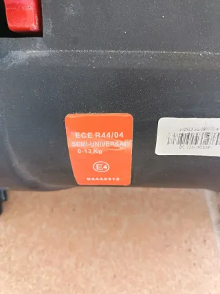 Silla coche Maxi-Cosi 0+ con barra de seguridad.