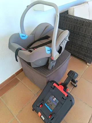 Silla coche Maxi-Cosi 0+ con barra de seguridad.
