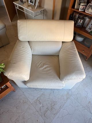 Sillón de piel beige