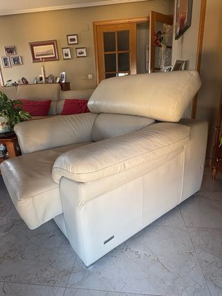 Sillón de piel beige