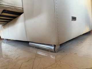 Sillón de piel beige