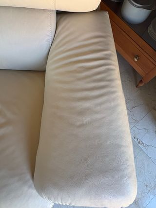 Sillón de piel beige