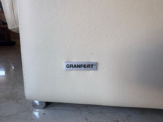 Sillón de piel beige