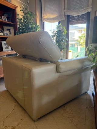 Sillón de piel beige