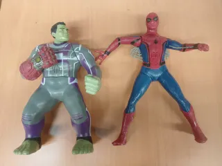 Figura Hulk y Spiderman con accesorios