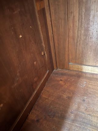 Armario de madera con dos espejo