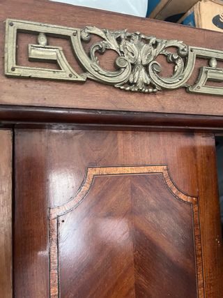 Armario de madera con dos espejo