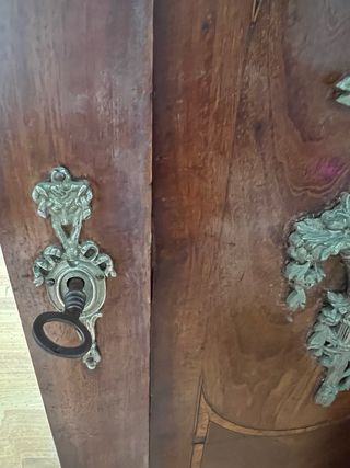 Armario de madera con dos espejo