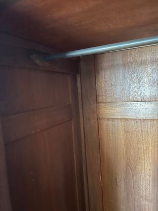 Armario de madera con dos espejo