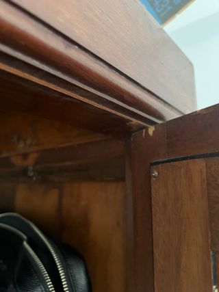 Armario de madera con dos espejo