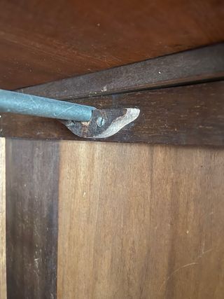 Armario de madera con dos espejo