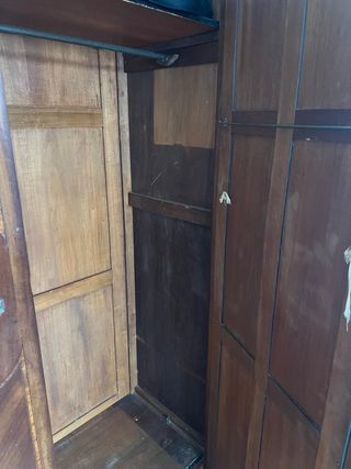 Armario de madera con dos espejo