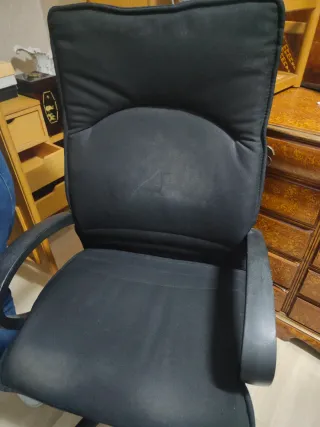 Silla de oficina negra de tela