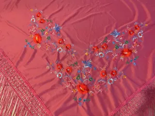 Mantón de flamenca niña rosa bordado