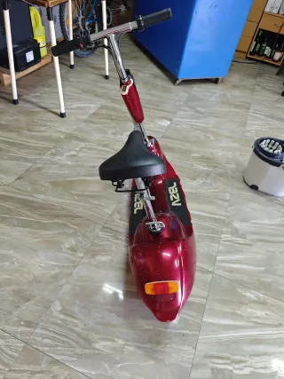 Patinete eléctrico con asiento y batería recoger