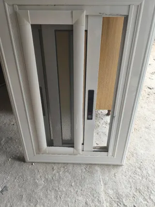 Ventana corredera blanca