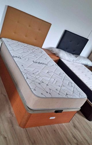 Canapé abatible de madera con colchones