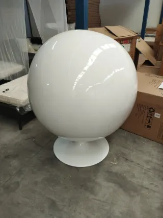 Sillón bola diseño blanco y rojo