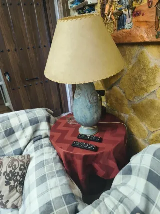 Lámpara de mesa azul y beige