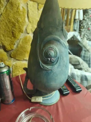 Lámpara de mesa azul y beige