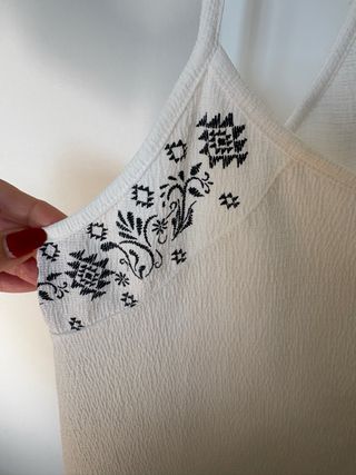 Blusa Pull&Bear blanca con volantes