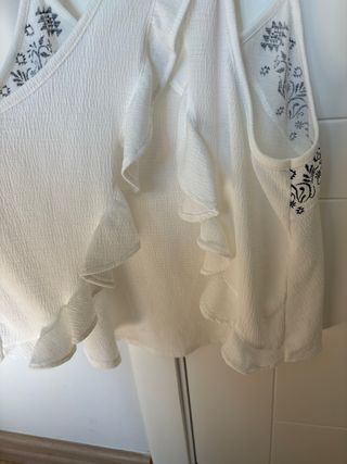 Blusa Pull&Bear blanca con volantes