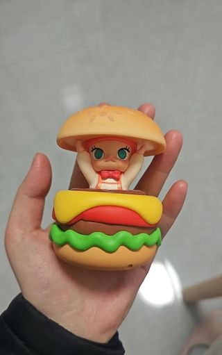 Figura Molly Pick-a-Boo Burger Serie Carb-Lover