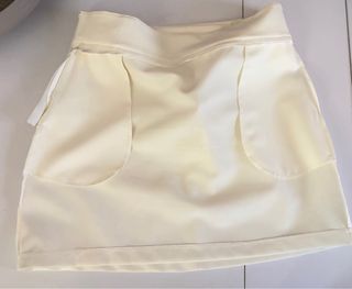 Gonna corta colore panna con cintura